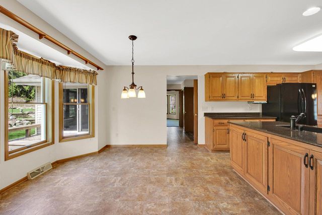 2132 Penhurst WAY, Waukesha, WI 53186
