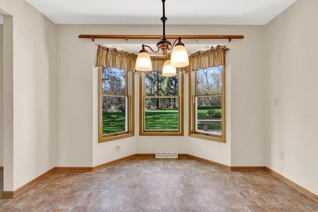 2132 Penhurst WAY, Waukesha, WI 53186