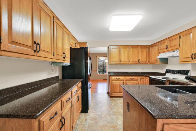 2132 Penhurst WAY, Waukesha, WI 53186