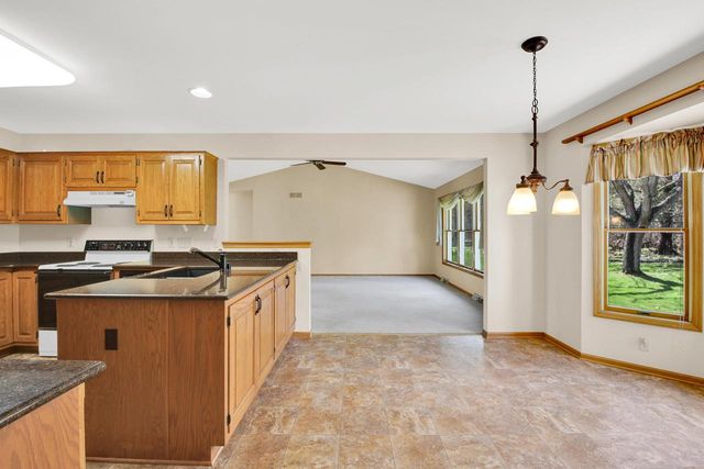 2132 Penhurst WAY, Waukesha, WI 53186