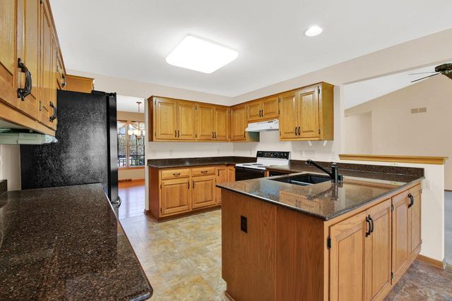 2132 Penhurst WAY, Waukesha, WI 53186