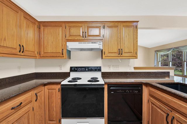 2132 Penhurst WAY, Waukesha, WI 53186