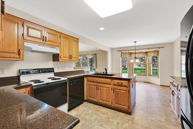 2132 Penhurst WAY, Waukesha, WI 53186