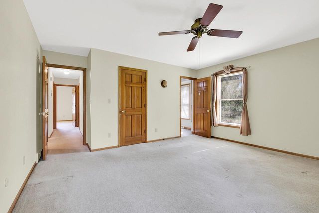 2132 Penhurst WAY, Waukesha, WI 53186