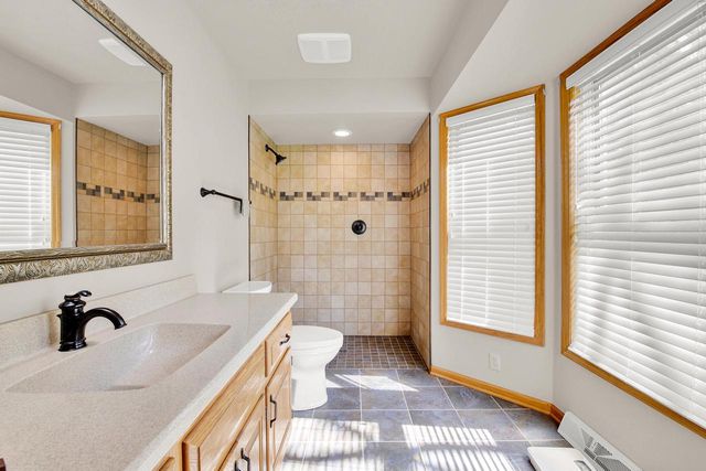 2132 Penhurst WAY, Waukesha, WI 53186