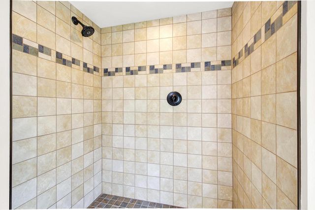 2132 Penhurst WAY, Waukesha, WI 53186