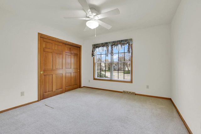 2132 Penhurst WAY, Waukesha, WI 53186