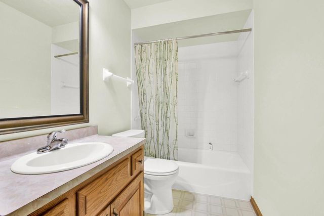 2132 Penhurst WAY, Waukesha, WI 53186