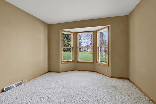 2132 Penhurst WAY, Waukesha, WI 53186