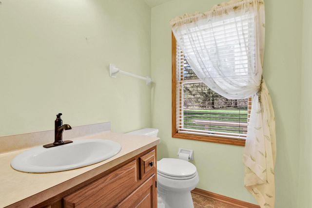 2132 Penhurst WAY, Waukesha, WI 53186