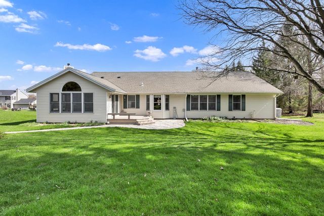 2132 Penhurst WAY, Waukesha, WI 53186