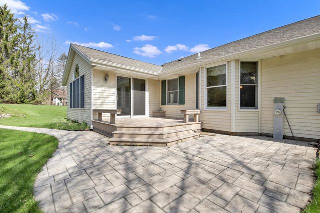 2132 Penhurst WAY, Waukesha, WI 53186