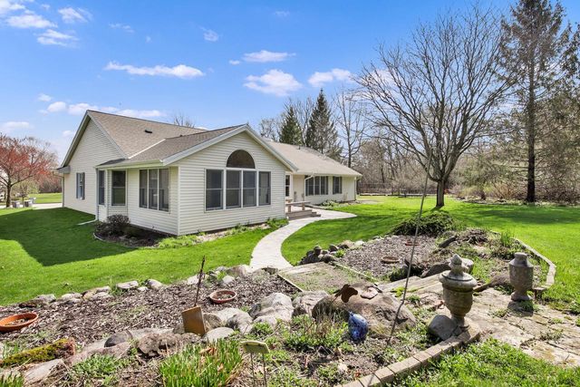 2132 Penhurst WAY, Waukesha, WI 53186