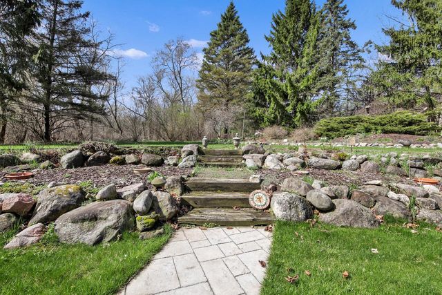 2132 Penhurst WAY, Waukesha, WI 53186