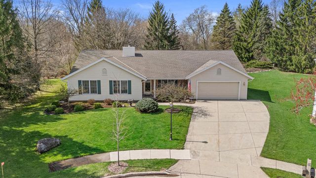 2132 Penhurst WAY, Waukesha, WI 53186