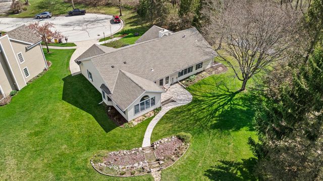 2132 Penhurst WAY, Waukesha, WI 53186