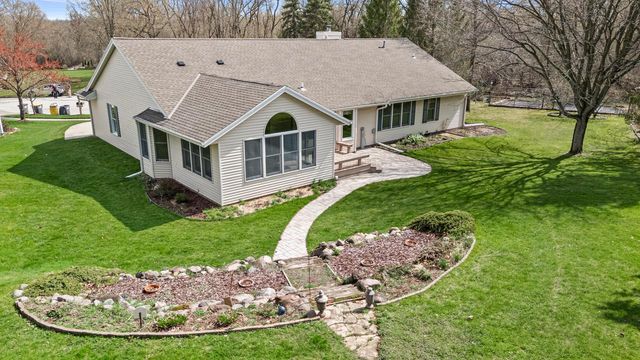 2132 Penhurst WAY, Waukesha, WI 53186