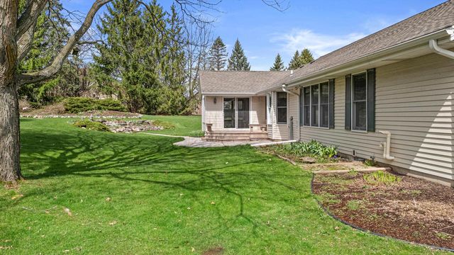 2132 Penhurst WAY, Waukesha, WI 53186