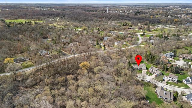 2132 Penhurst WAY, Waukesha, WI 53186