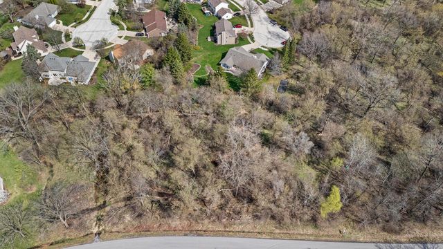 2132 Penhurst WAY, Waukesha, WI 53186