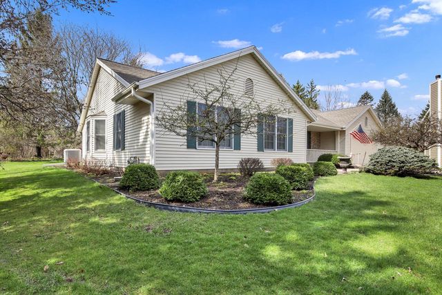 2132 Penhurst WAY, Waukesha, WI 53186