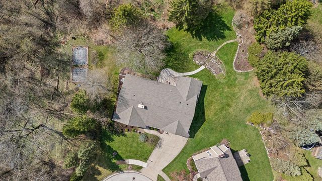 2132 Penhurst WAY, Waukesha, WI 53186