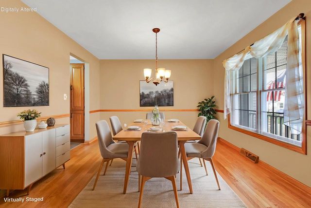 2132 Penhurst WAY, Waukesha, WI 53186