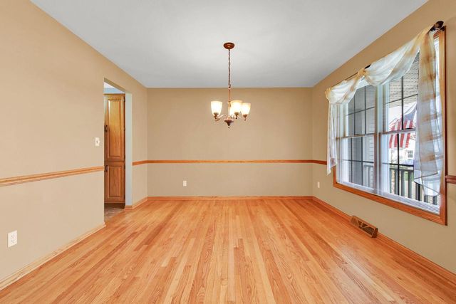 2132 Penhurst WAY, Waukesha, WI 53186