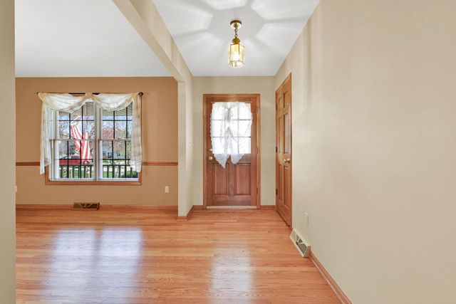 2132 Penhurst WAY, Waukesha, WI 53186