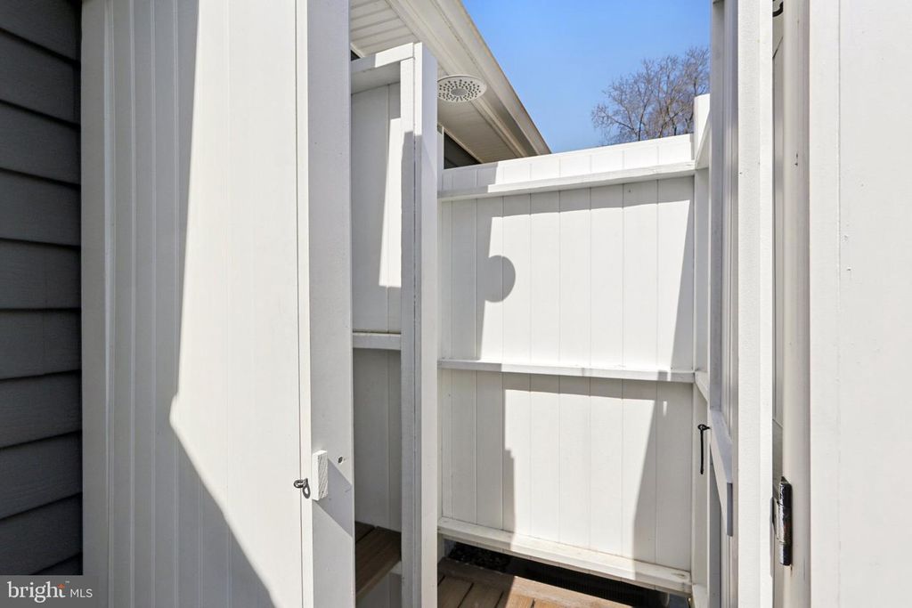 Image 16 of property listing at 7 INLET TER, Ocean View, NJ 08230