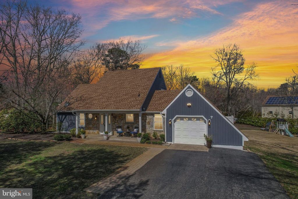 Image 2 of property listing at 7 INLET TER, Ocean View, NJ 08230