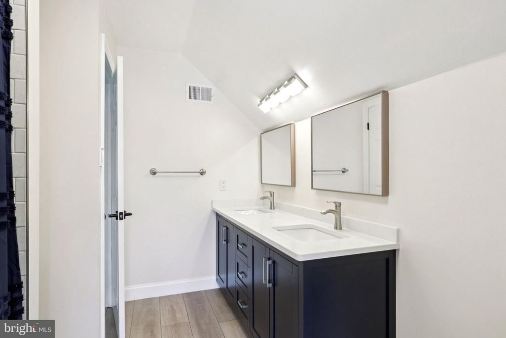 Image 30 of property listing at 7 INLET TER, Ocean View, NJ 08230