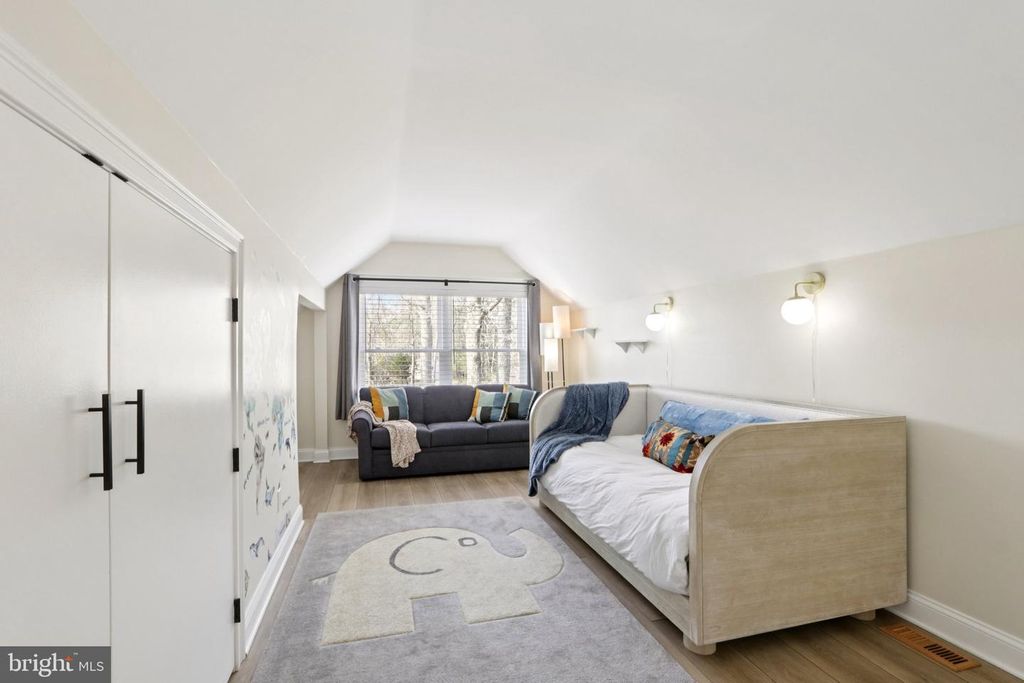 Image 33 of property listing at 7 INLET TER, Ocean View, NJ 08230