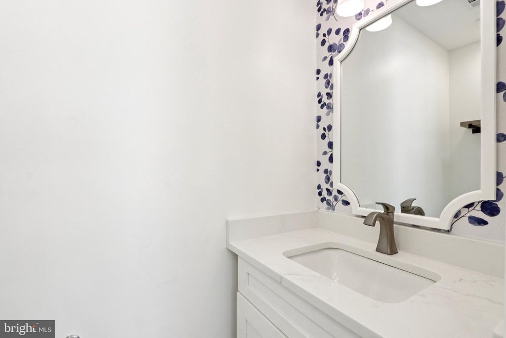 Image 35 of property listing at 7 INLET TER, Ocean View, NJ 08230