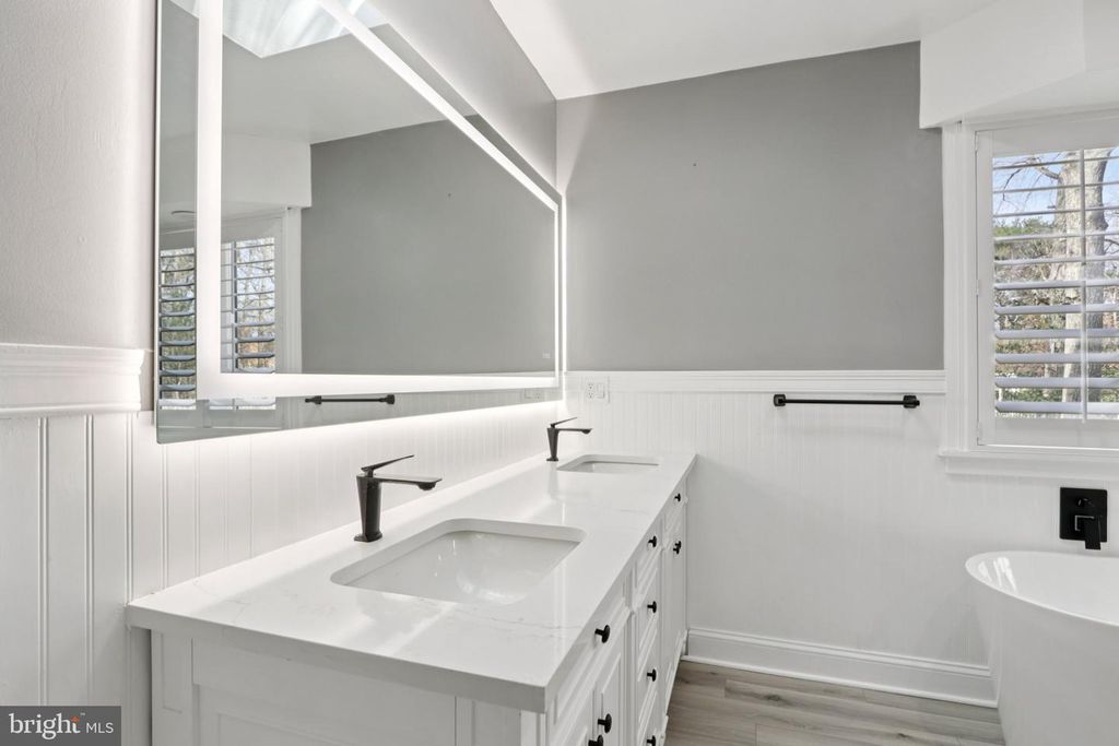 Image 40 of property listing at 7 INLET TER, Ocean View, NJ 08230