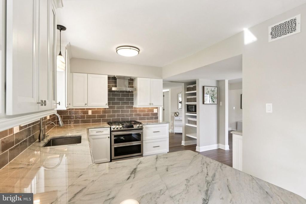 Image 53 of property listing at 7 INLET TER, Ocean View, NJ 08230