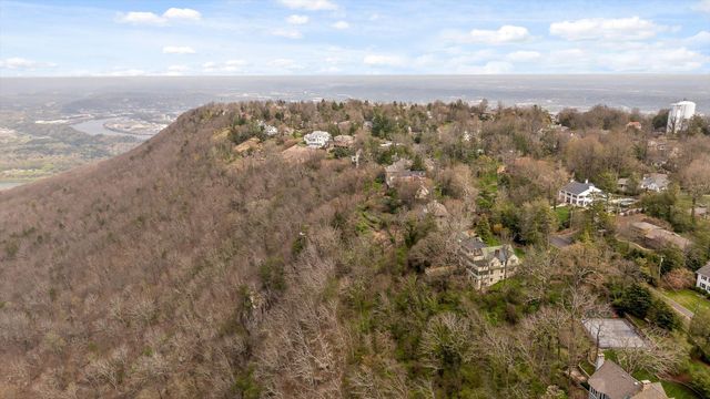 588 W Brow Road, Lookout Mountain, TN 37350