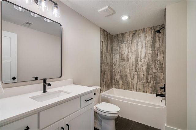 605 Hampstead Drive, Raymore, MO 64083