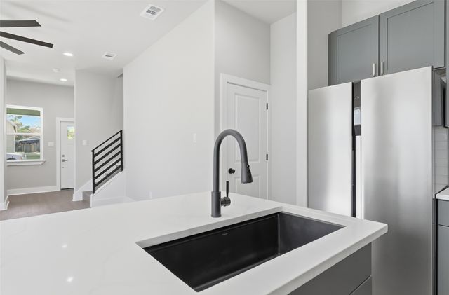 614 N Robinson Street, Cleburne, TX 76031