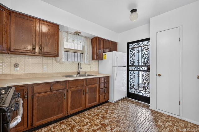 45-23 Utopia Parkway, Flushing, NY 11358