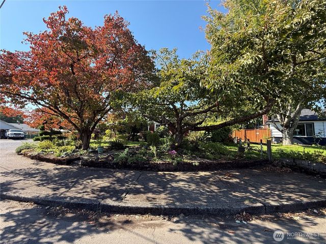 1014 NW 45th St, Vancouver, WA 98660