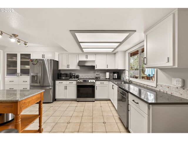 945 WILLAMINA Ave, Forest Grove, OR 97116