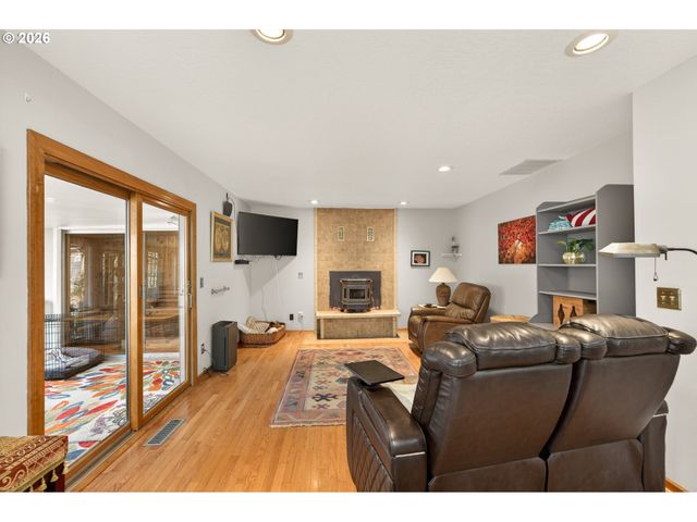 945 WILLAMINA Ave, Forest Grove, OR 97116