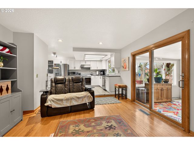 945 WILLAMINA Ave, Forest Grove, OR 97116