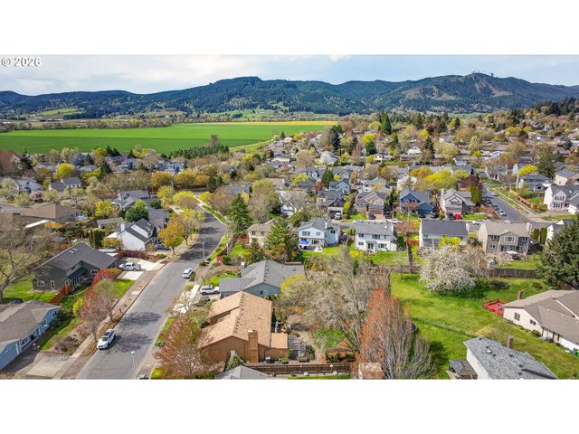 945 WILLAMINA Ave, Forest Grove, OR 97116