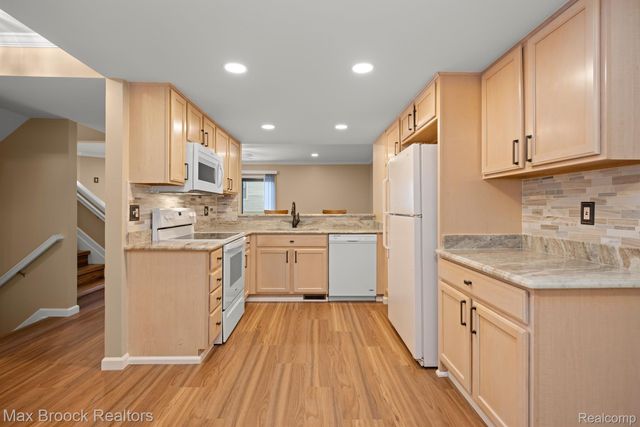 5605 DRAKE HOLLOW Drive W Unit 41, West Bloomfield Charter Township, MI 48322
