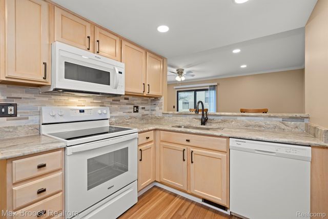 5605 DRAKE HOLLOW Drive W Unit 41, West Bloomfield Charter Township, MI 48322