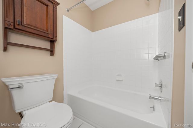 5605 DRAKE HOLLOW Drive W Unit 41, West Bloomfield Charter Township, MI 48322
