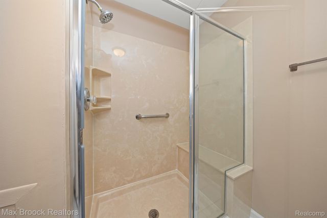 5605 DRAKE HOLLOW Drive W Unit 41, West Bloomfield Charter Township, MI 48322