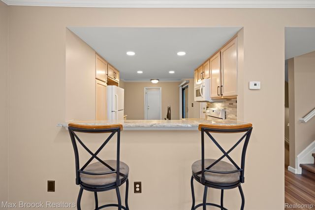 5605 DRAKE HOLLOW Drive W Unit 41, West Bloomfield Charter Township, MI 48322